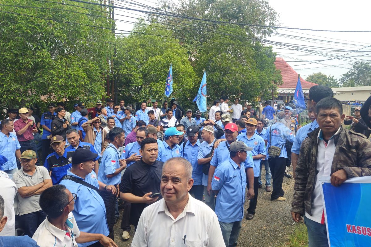 Ratusan karyawan Mitra Ogan tuntut pelunasan gaji yang tertunggak 20 bulan