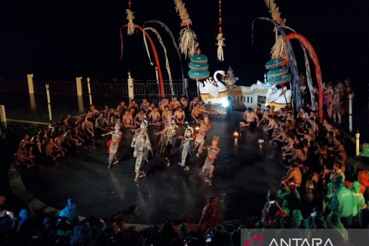 Penari asal Palangka Raya tampil memukau bersama pertunjukan Tari Kecak di Bali