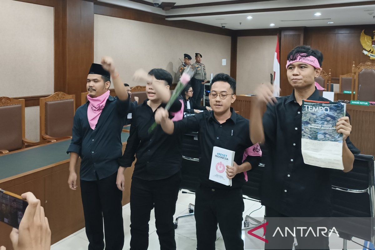 Orasi dan pembagian mawar oleh Delpedro dkk warnai sidang perdana