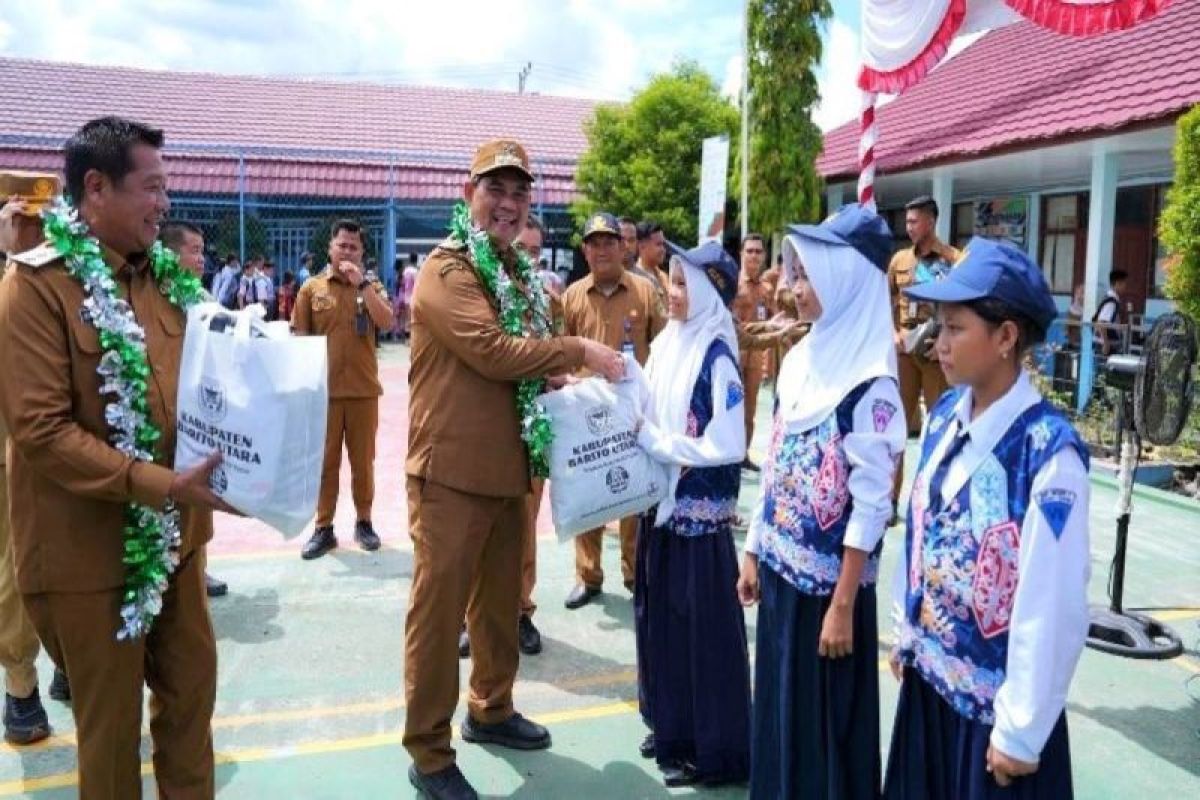 Bupati Barut beri laptop dan kelengkapan sekolah untuk pelajar Muara Teweh