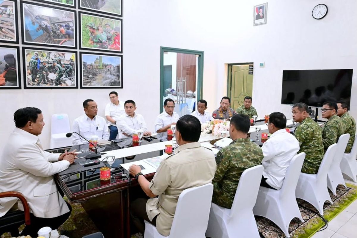 Tiba di Sumbar, Prabowo langsung ratas dengan menteri hingga Kapolri