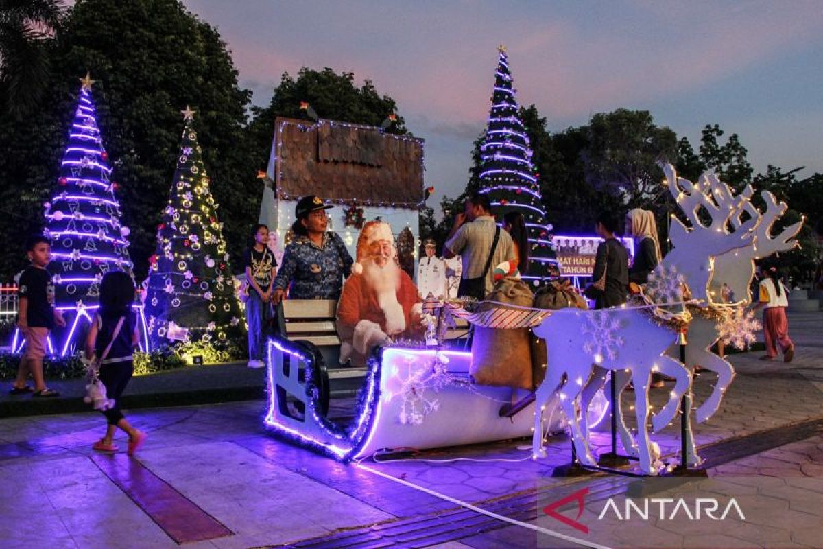 Dekorasi hiasan pohon Natal di Palangka Raya