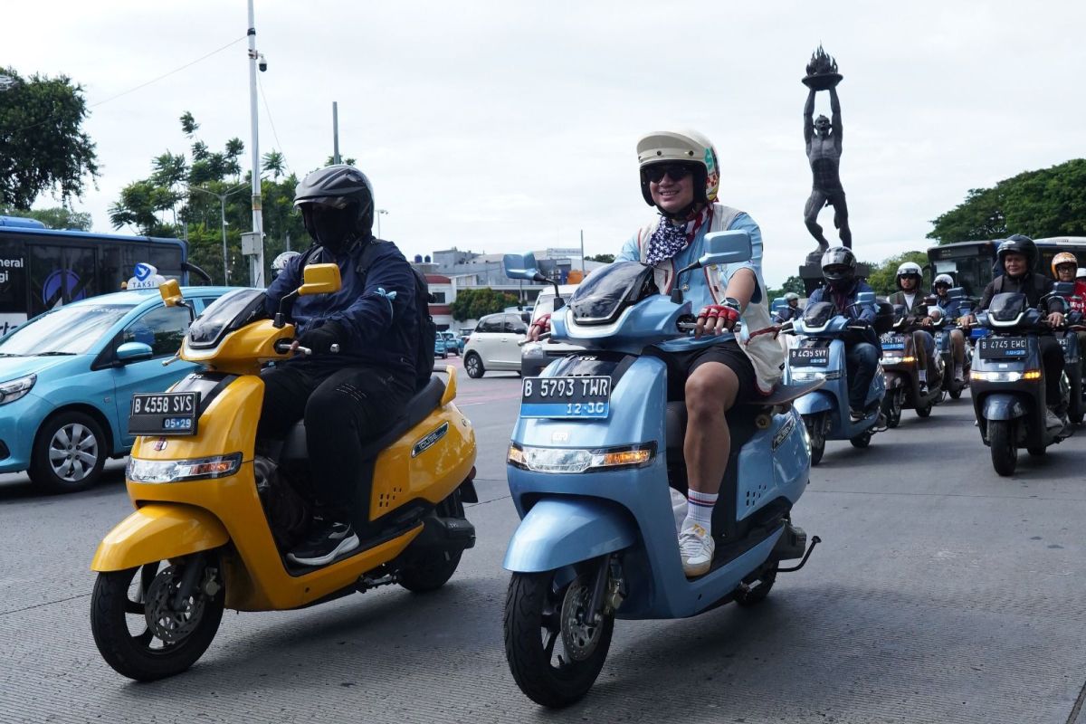 iQube Padel Day padukan promosi mobilitas rendah emisi dan olahraga