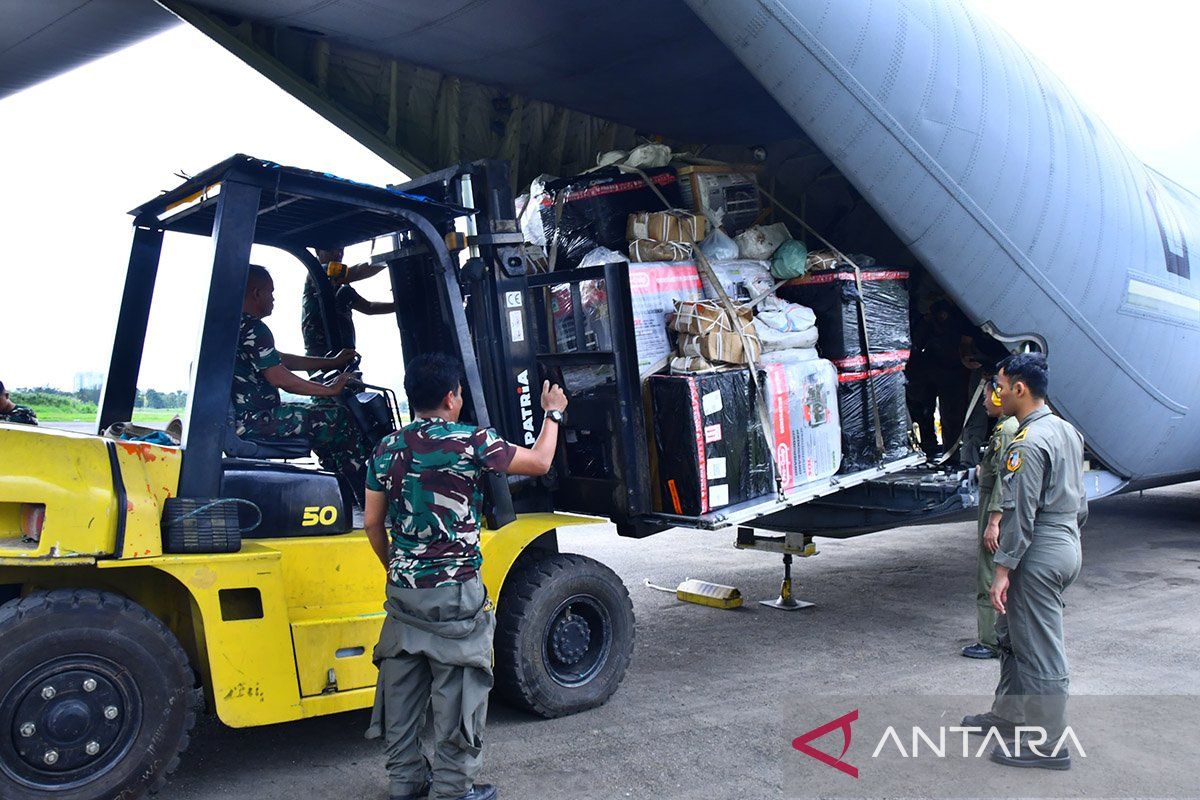 Politik kemarin, TNI AU angkut baja ke Aceh hingga Prabowo ke Padang