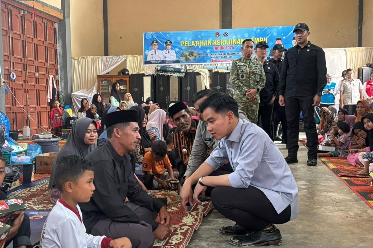 Gibran disambut salawat saat tinjau posko pengungsi di Gayo Lues