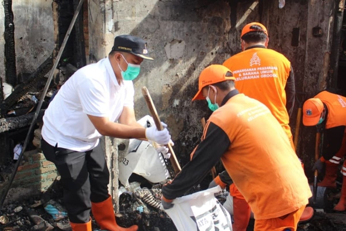 Petugas gabungan bersihkan puing kebakaran di Grogol Petamburan Jakbar