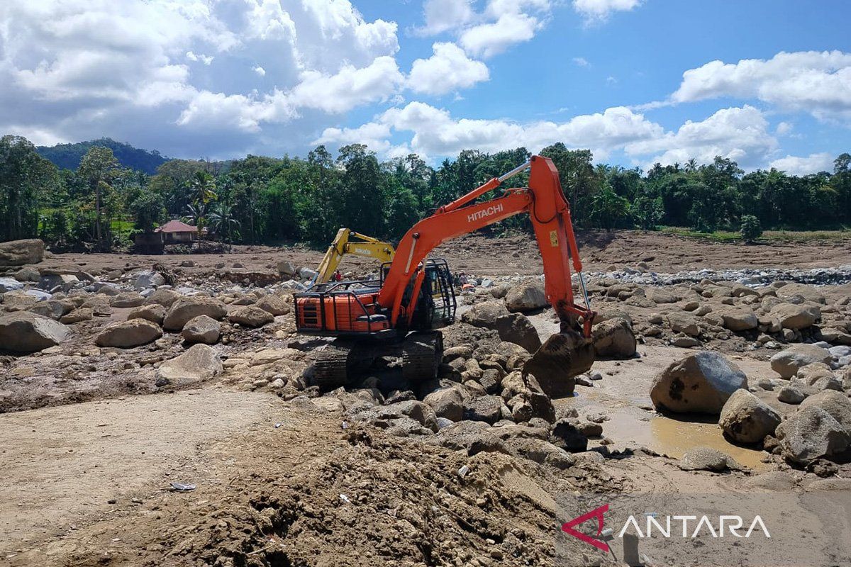Jalan tertimbun longsor, satu dusun di Agam masih terisolir
