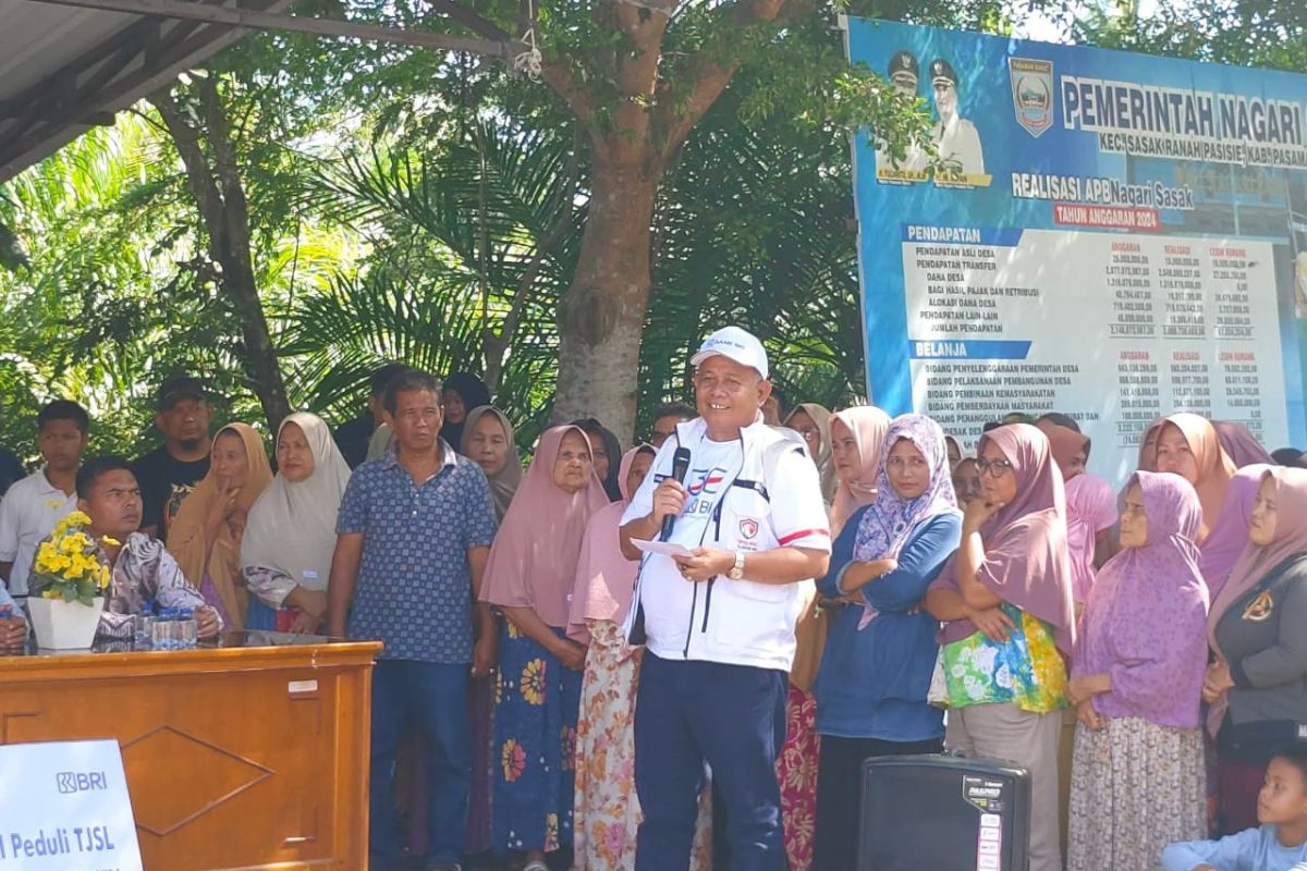 Wamen UMKM serahkan bantuan sembako ke warga terdampak banjir Sasak