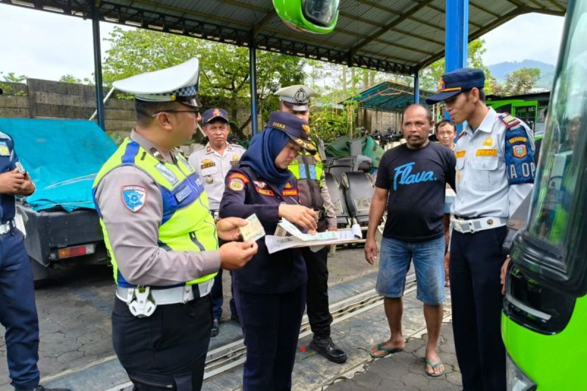 Satlantas dan Dishub Wonosobo ramp check  angkutan umum jelang Nataru