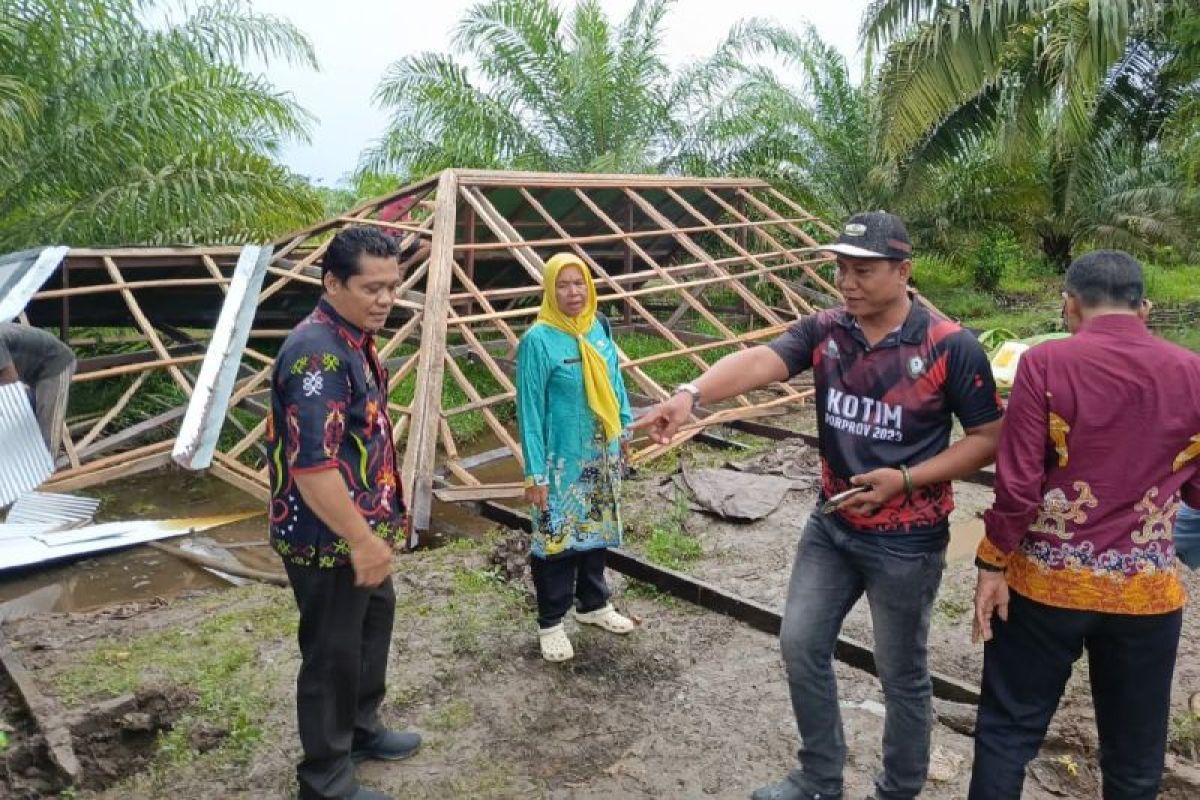 Satu rumah di Kotim ambruk dihantam angin kencang