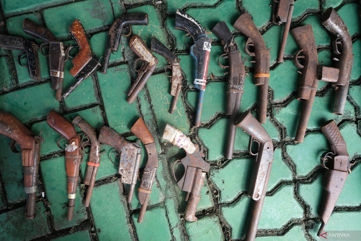 Ribuan senjata api rakitan hasil penggalangan dimusnahkan di Kubu Raya