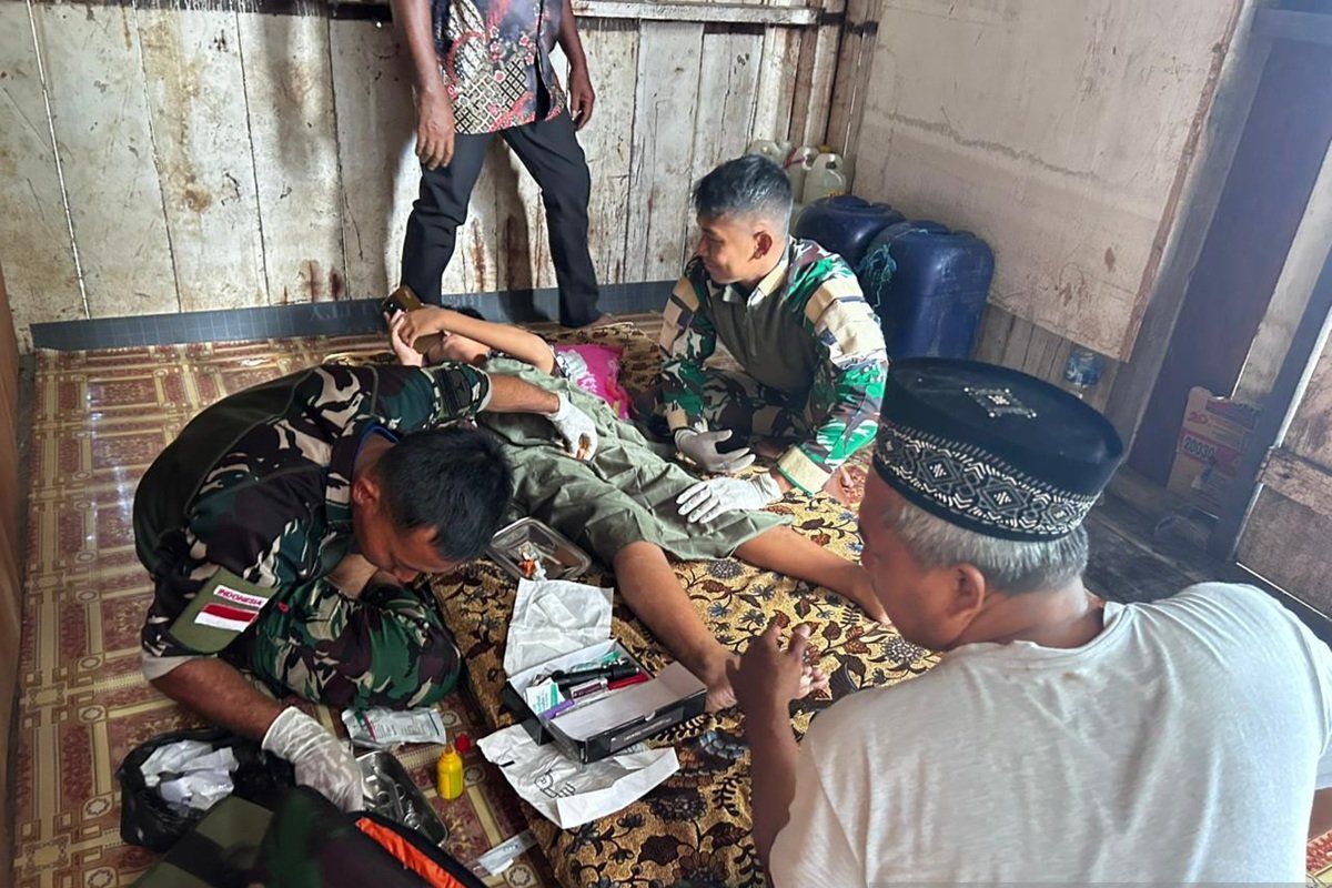 Prajurit TNI Satgas Yonif 511 gelar sunatan di rumah masyarakat pedalaman Papua