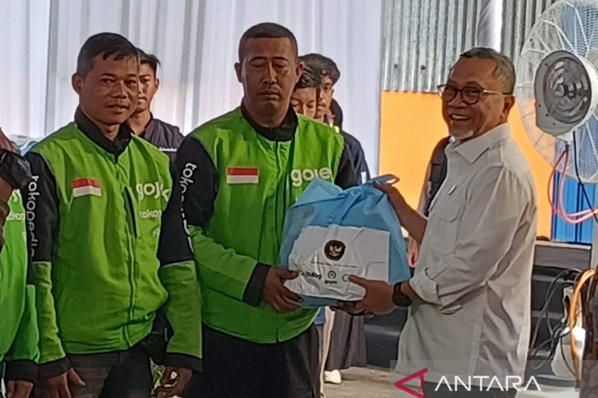 Kemenko Pangan-Bulog membagikan 500 paket sembako untuk ojol di Semarang
