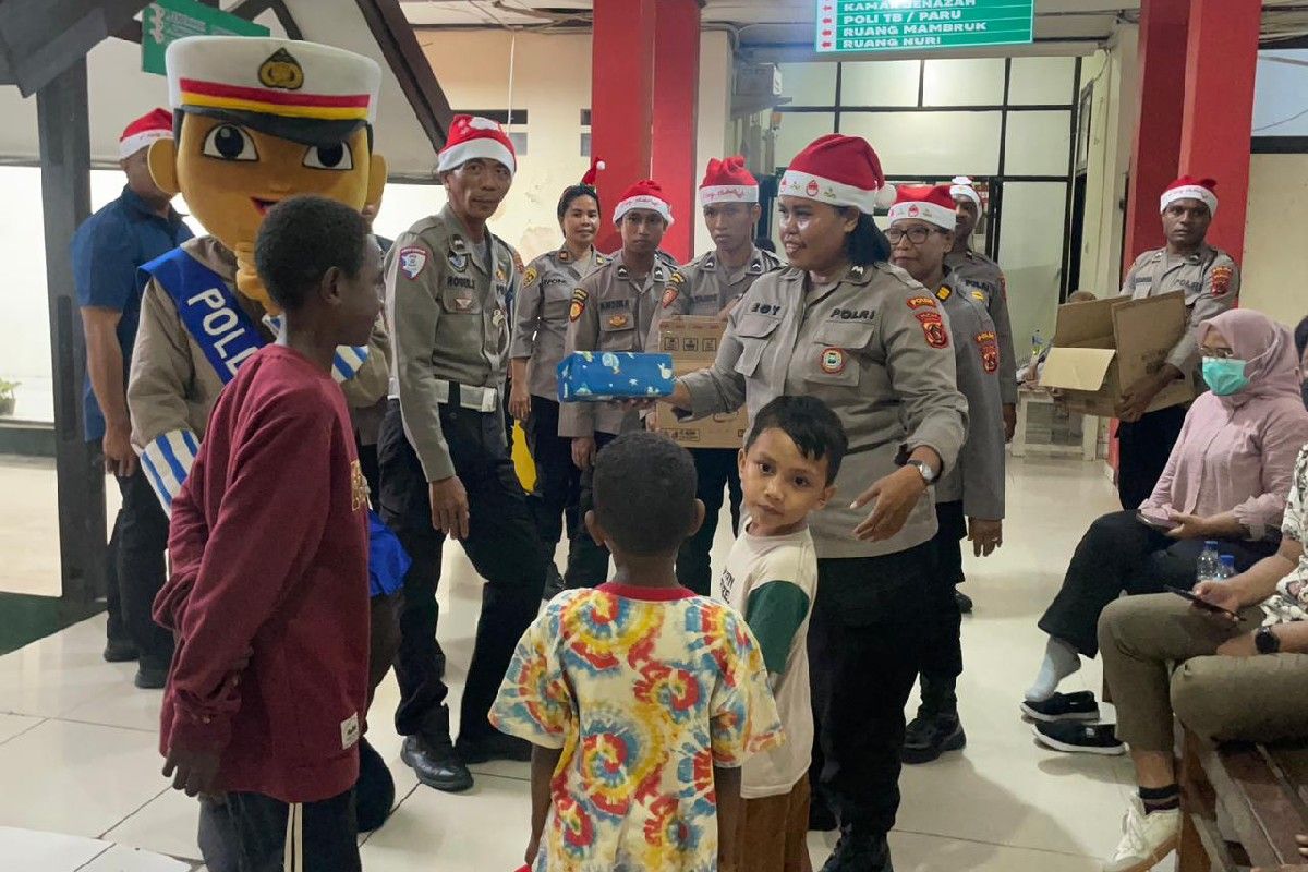 Personel Polda Papua berbagi kasih menjelang Natal 2025 di Jayapura
