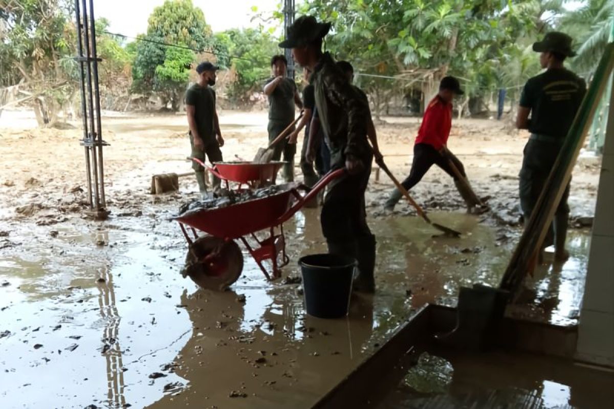 Menwa UIN Ar-Raniry bersihkan rumah ibadah di Aceh Tamiang