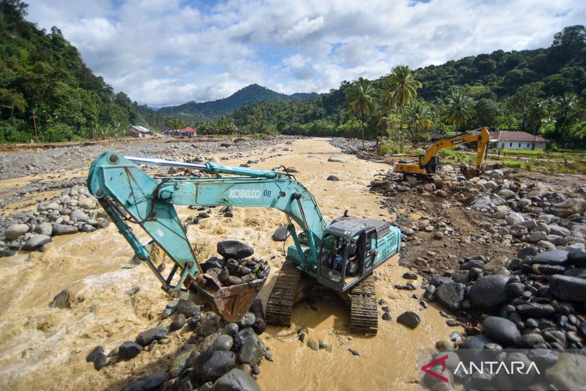 Perbaikan alur sungai pascabanjir di Padang untuk hindari banjir susulan