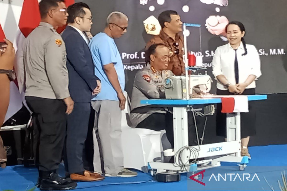 Wakapolri bagikan sembako pada 1.500 buruh industri garmen Pemalang