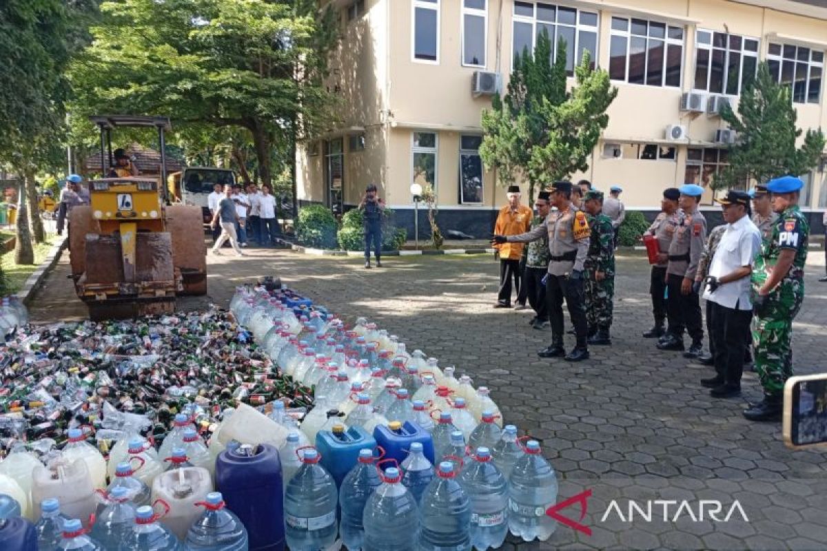 Polresta Banyumas memusnahkan minuman beralkohol hasil Operasi Pekat