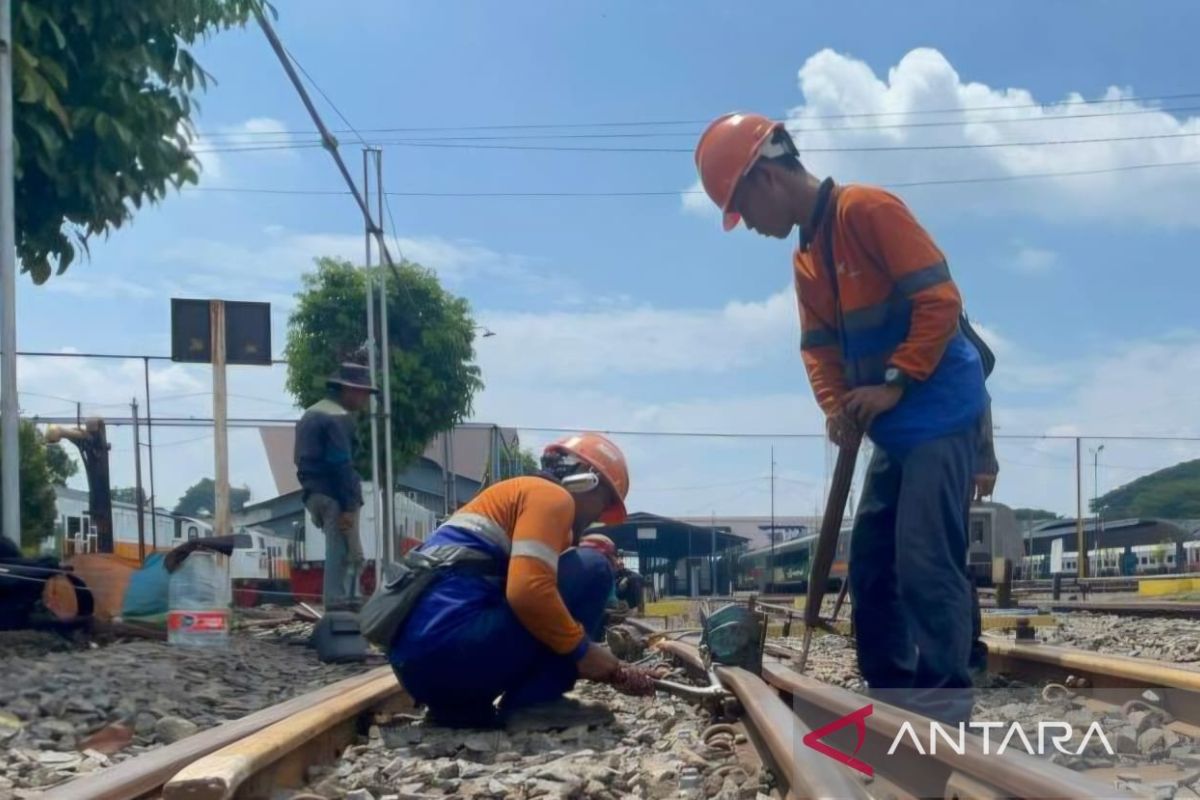 KAI gencar cek rel KA demi keamanan angkutan Natal-Tahun Baru