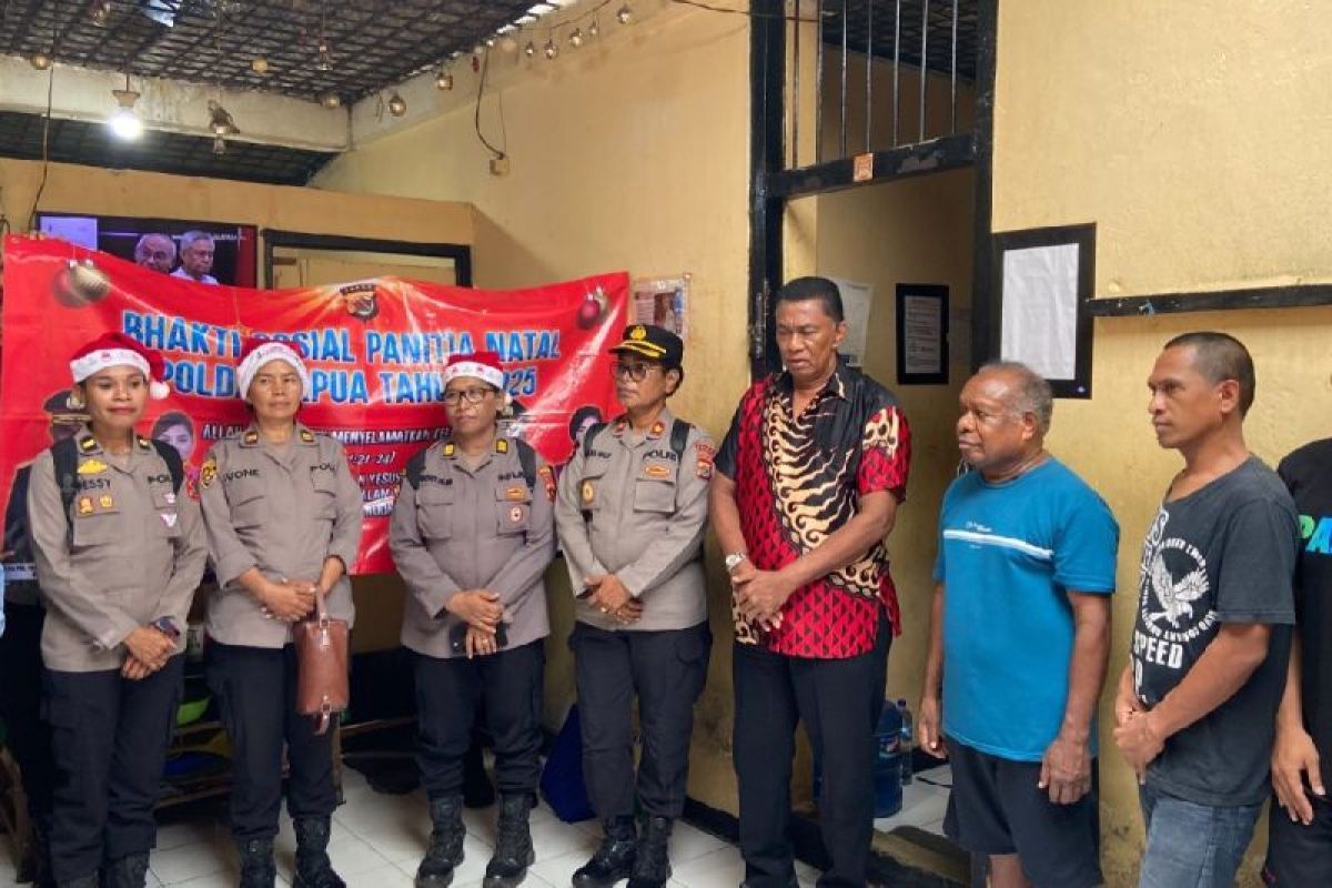 Personel Polda Papua serahkan bingkisan Natal ke tahanan di Rutan Jayapura