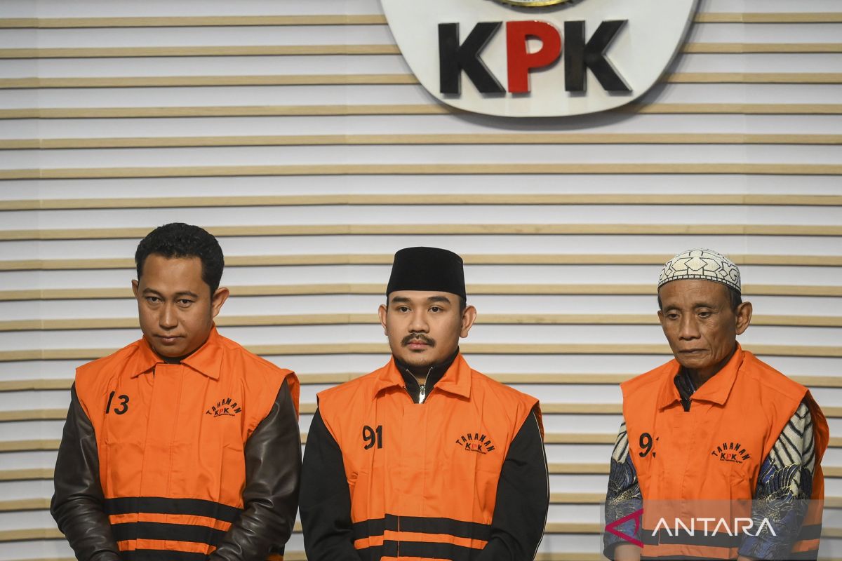 KPK geledah rumah penyuap Ade Kuswara, sita dokumen dan diska lepas