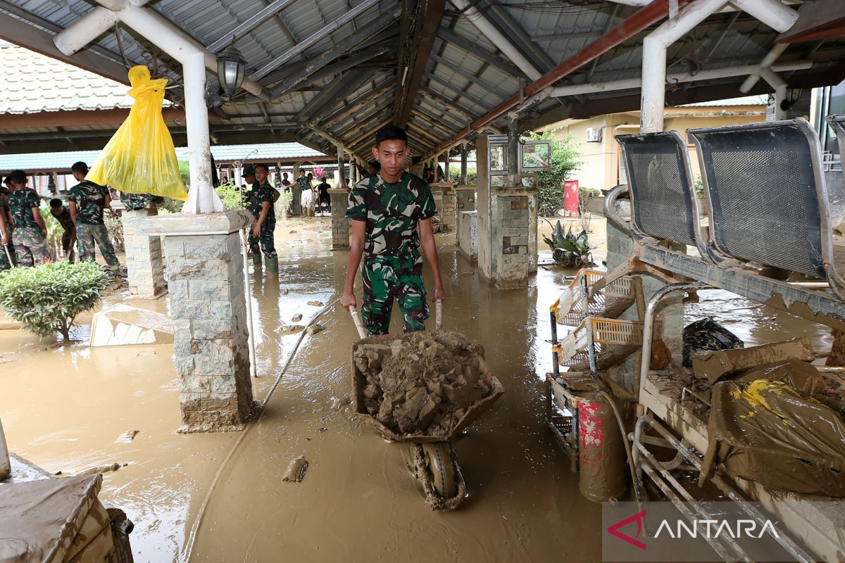 TNI kerahkan personel bersihkan fasilitas kotor pasca bencana di Aceh