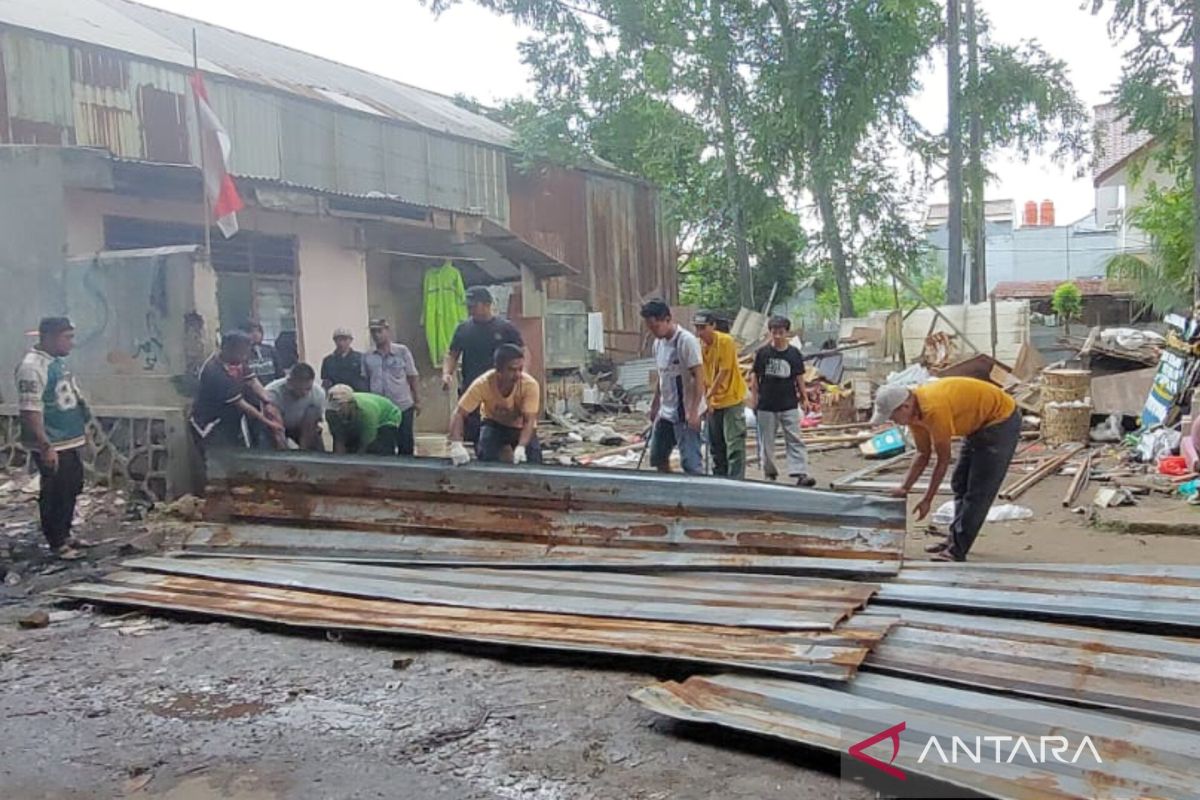 Warga Pondok Kelapa bongkar pagar TPS yang diklaim milik pribadi