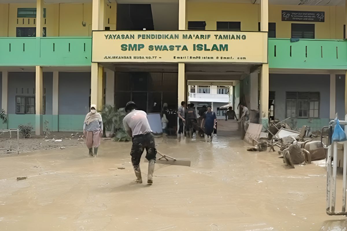Polri bersihkan lumpur di sekolah Aceh Tamiang agar KBM terlaksana