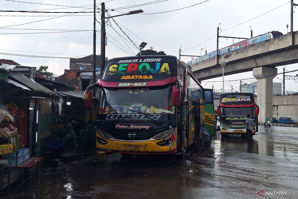 Petugas gabungan siaga di Terminal Lebak Bulus jelang Nataru