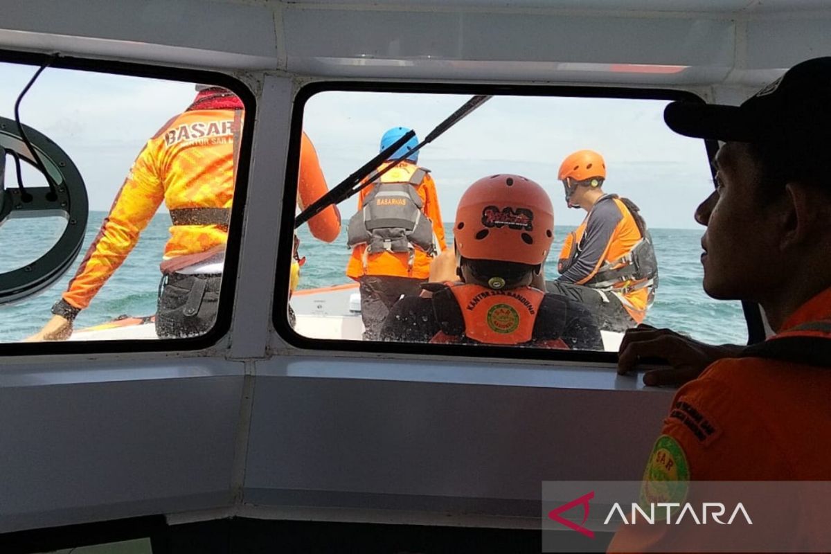 Tim SAR setop cari korban kapal terhempas ombak di perairan Indramayu