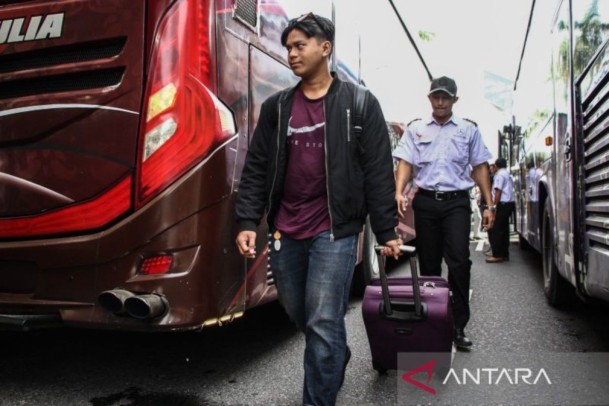 Pemprov-Polda Kalteng berangkatkan 323 warga mudik gratis