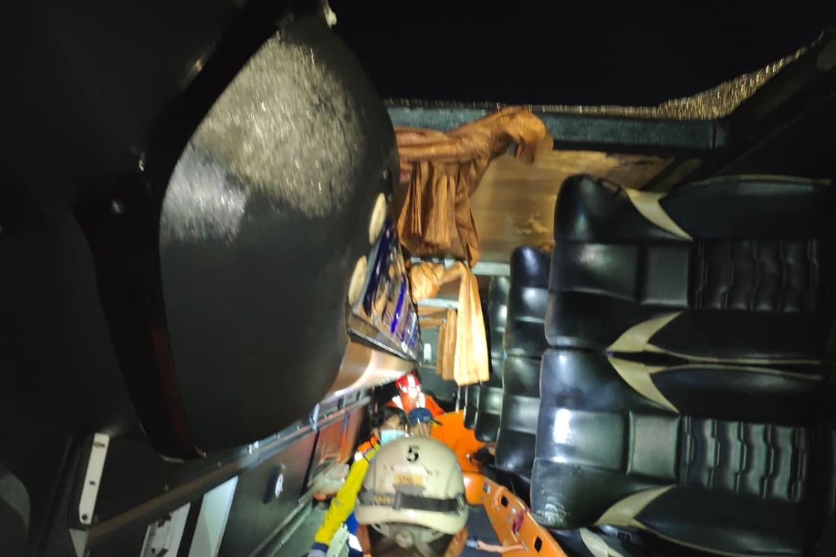 Bus terguling di Semarang menewaskan 15 penumpang