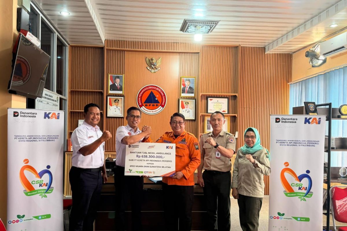 KAI Palembang salurkan bantuan mobil ambulans ke BPBD Muara Enim
