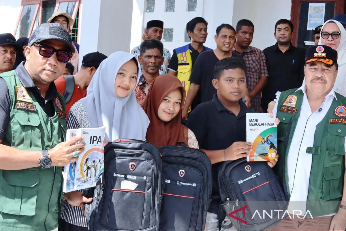 Pemkab Nagan Raya bagikan 300 seragam sekolah untuk korban banjir