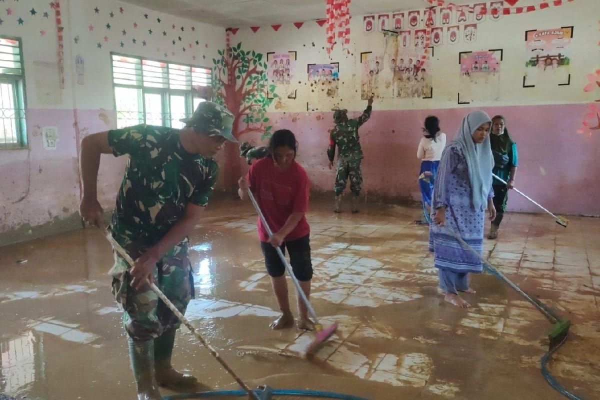 Kodam I/BB lakukan pembersihan SD Tapteng percepat aktivitas belajar