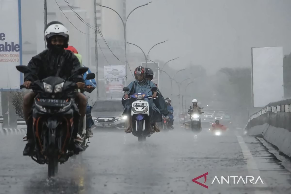 Hujan beberapa jam di Makassar sejumlah daerah terendam