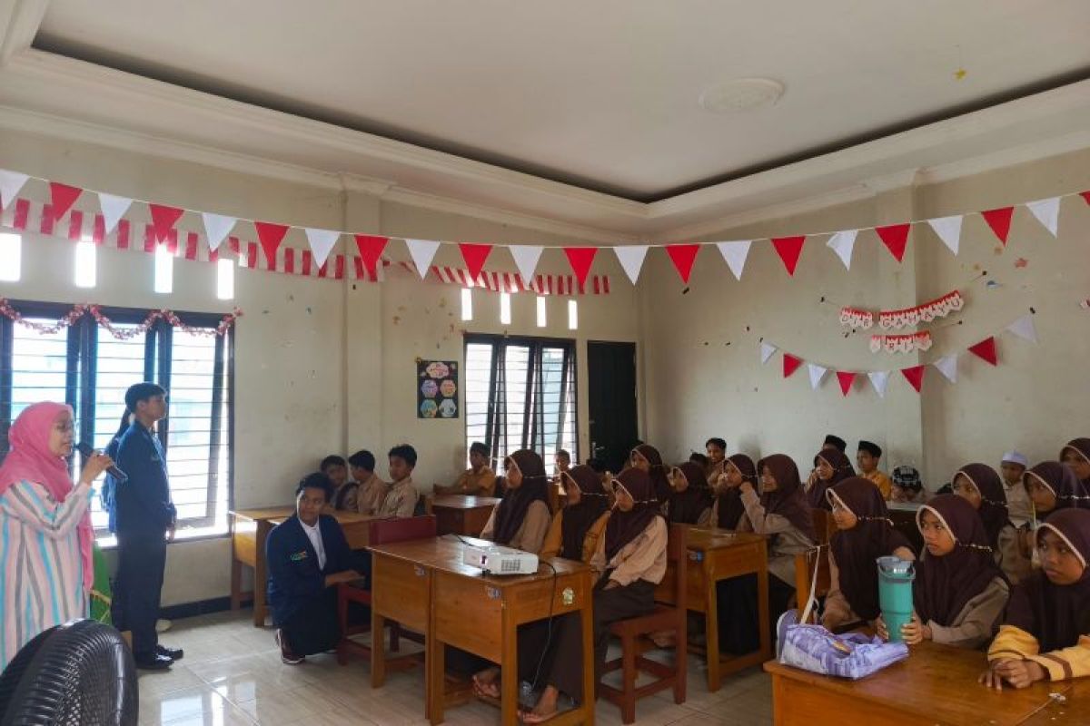 Tim UMPR berikan ekstrakurikuler Bahasa Inggris Kreatif bagi siswa