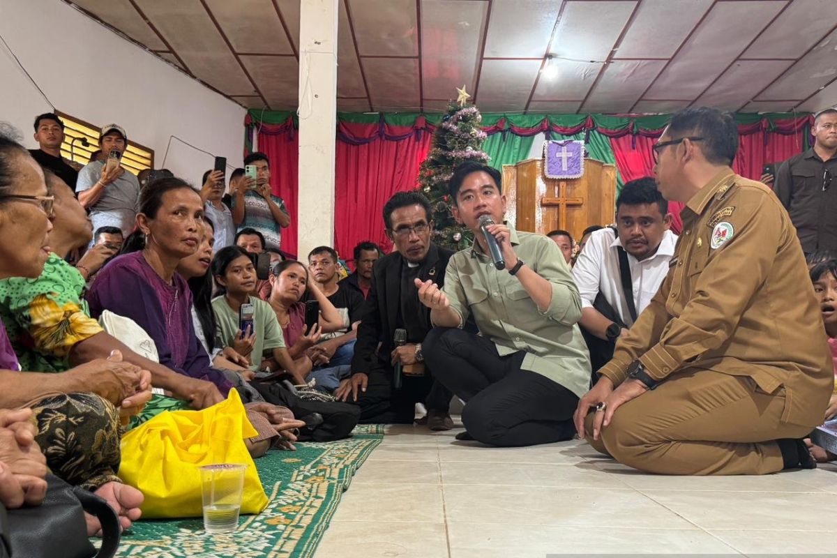 Tinjau gereja posko bencana, Gibran tegaskan rumah rusak dibangun lagi