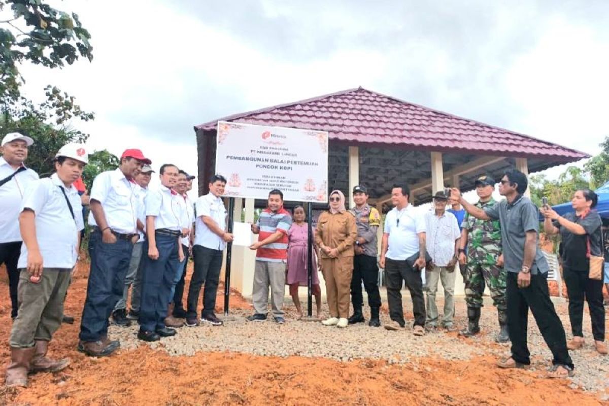 Komitmen bangun sosial, PT Kridatama Lancar serahkan CSR balai pertemuan di Desa Ayawan