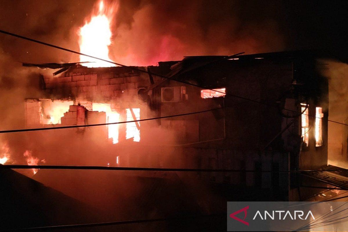 Akibat kebakaran, ratusan warga mengungsi di Jakbar