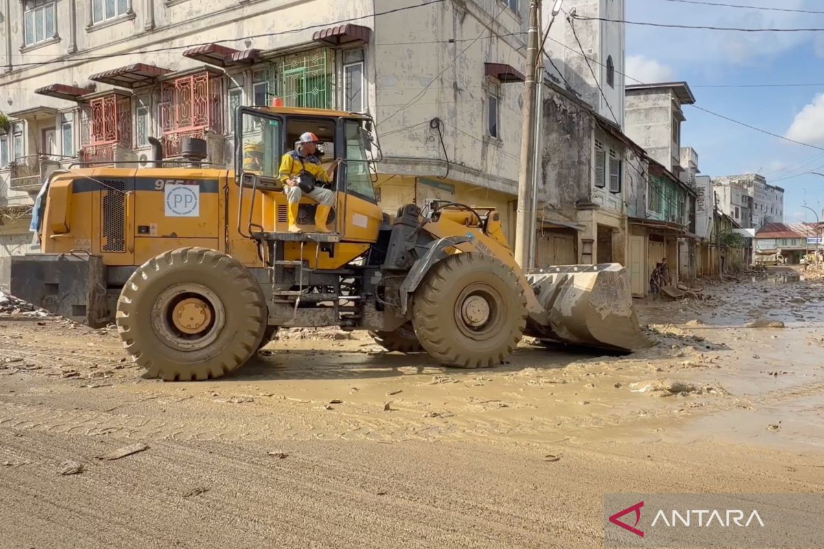Alat berat terus membersihkan jalan di Aceh Tamiang dari sisa bencana