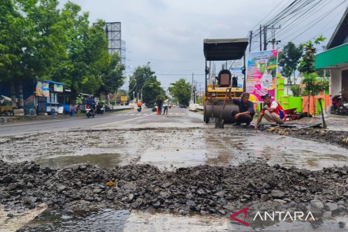 Lima titik kerusakan di Jalan Gatot Subroto Blora mulai diperbaiki