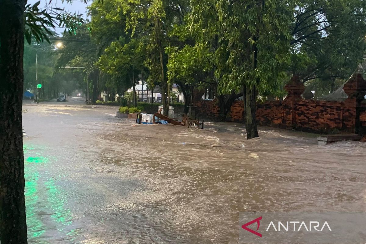 Hujan deras dan lama, 24 desa di Cirebon terdampak banjir