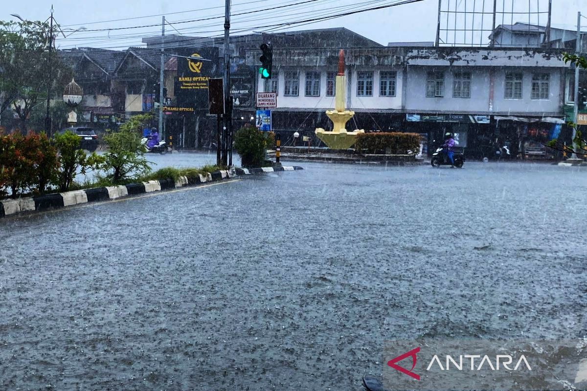 Cuaca Semarang hari ini, waspada potensi hujan dan petir