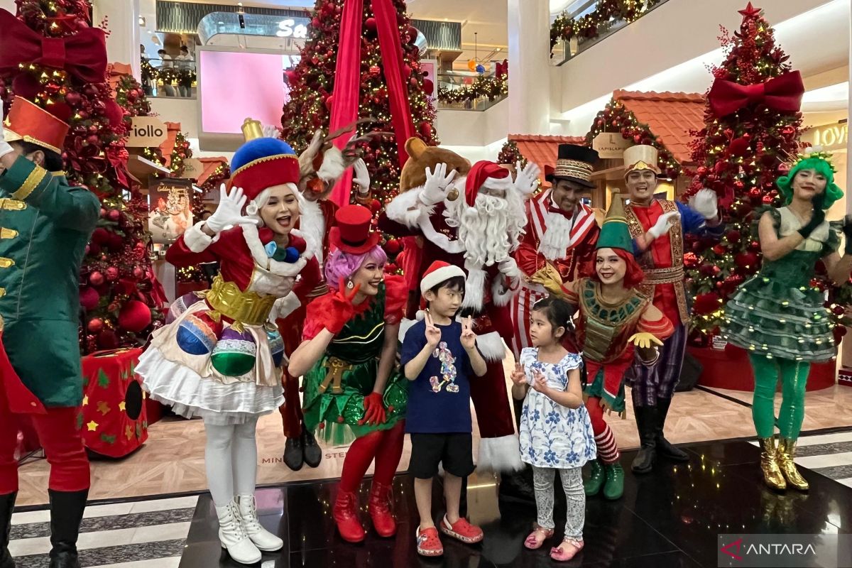 Parade bertema fantasi sambut Natal hibur pengunjung mall di Jakarta
