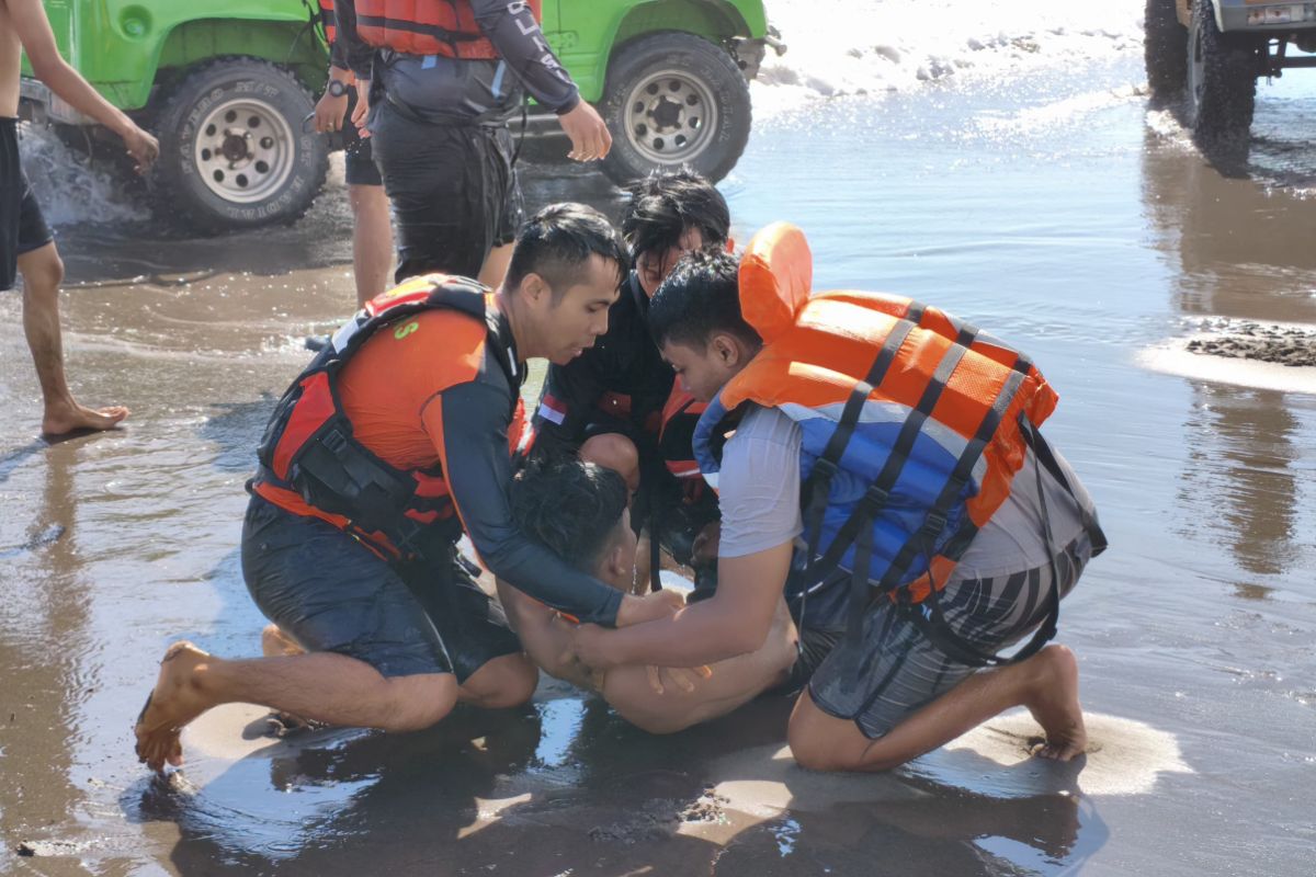 Tim SAR selamatkan empat wisatawan terseret ombak Pantai Parangtritis