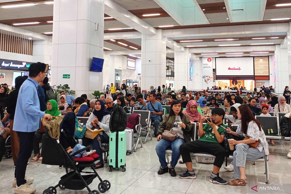 Jelang Natal-Tahun Baru, Stasiun KCIC mulai padat sejak Rabu pagi