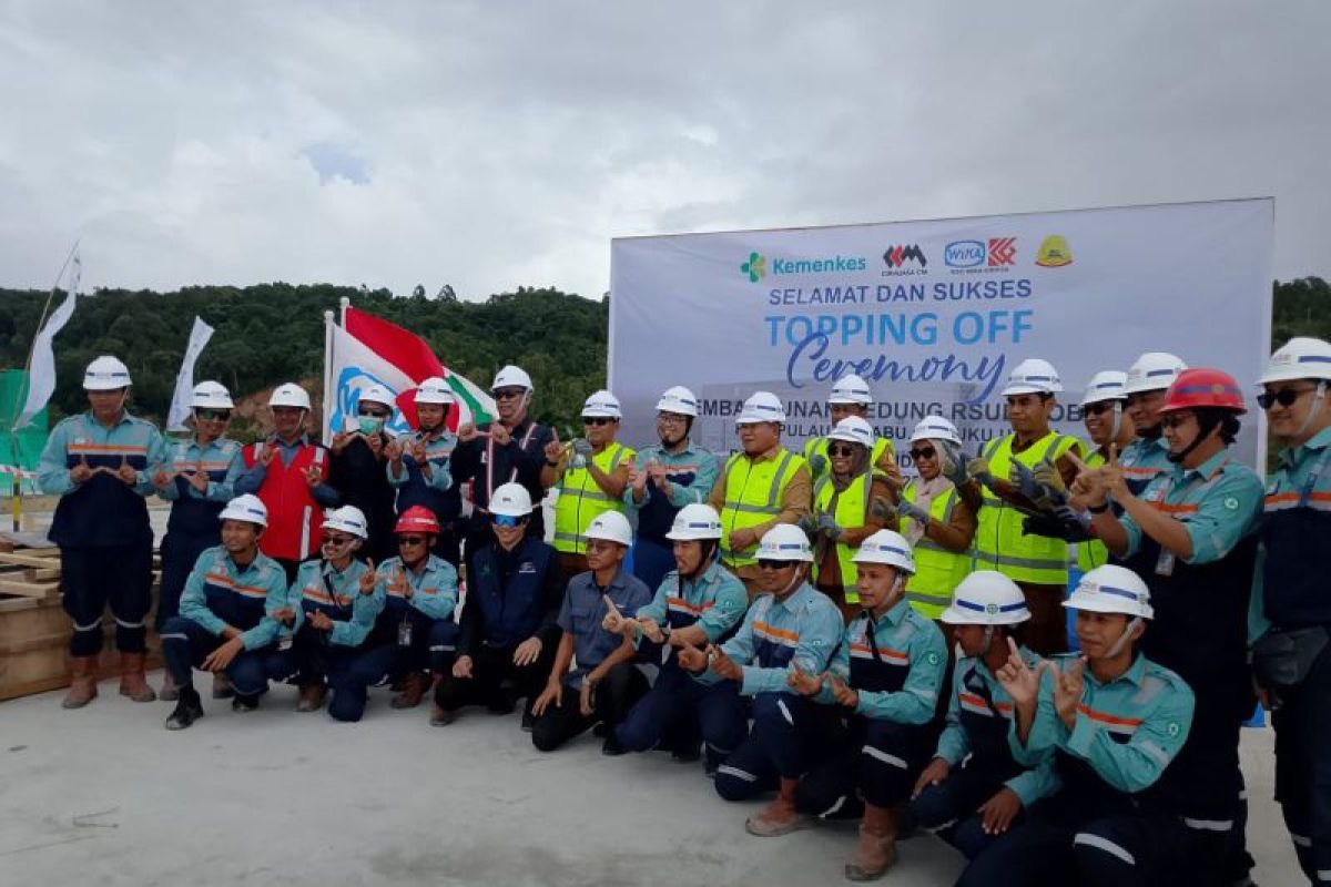 Laksanakan Topping Off, Proyek Pembangunan RSUD Bobong Masuki Tahap Finishing