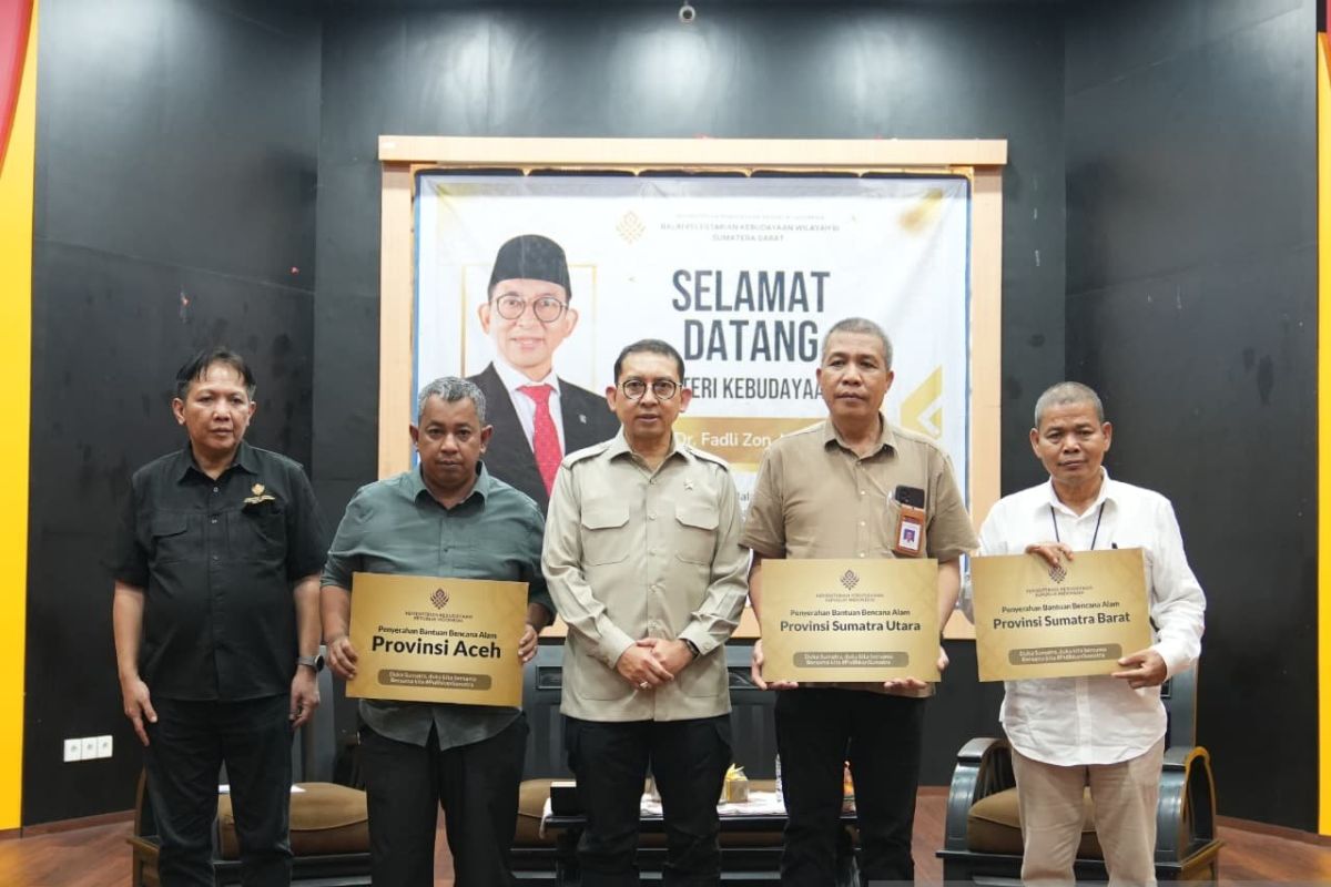 Fadli Zon serahkan bantuan bagi warga terdampak bencana di Sumatera