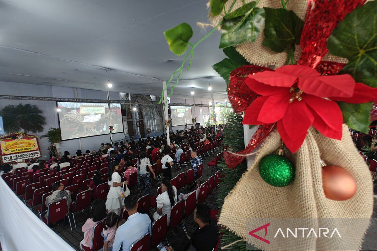 Jamaat Katedral Jakarta Misa Pontifikal Natal dengan tertib